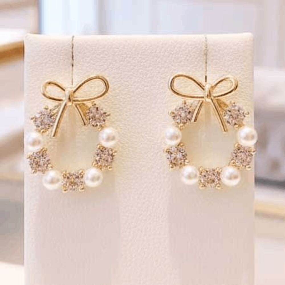 Ladies Sophisticated Yellow Gold Wreath Bow Pearl Round Elegant Earrings - Picture 7 of 8